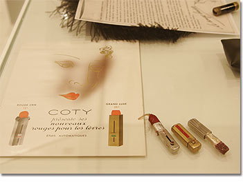 Ein Blick auf das Lippenstiftplakat von COTY